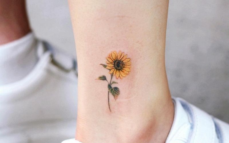Hình xăm hoa Hướng dương mini ở chân