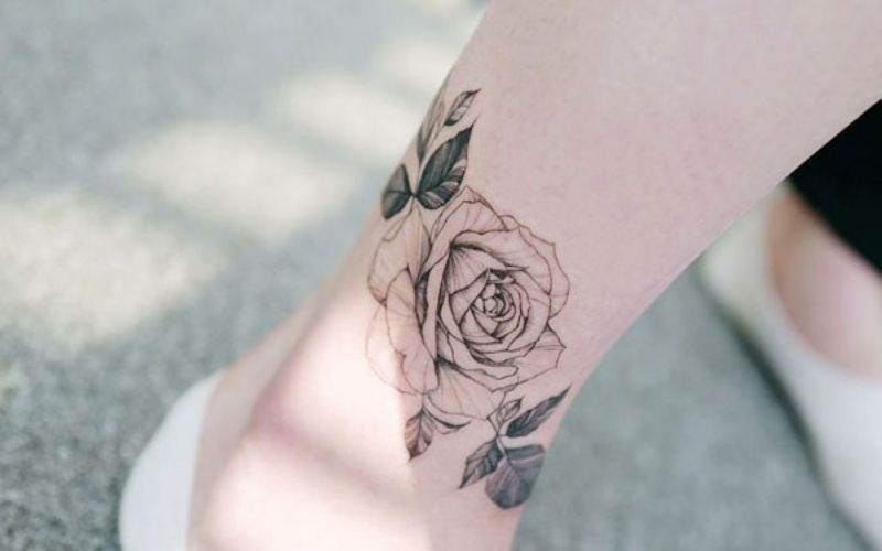 Hình xăm hoa hồng mini cute ở chân cho nữ