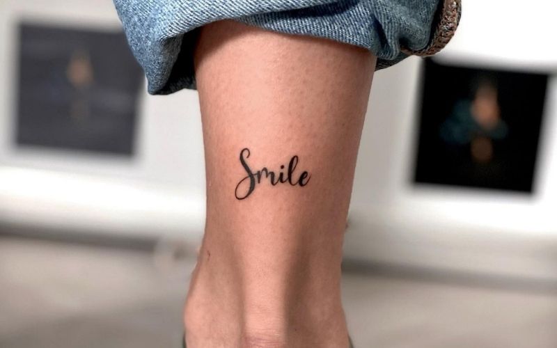 Hình xăm chữ smile mini ở chân