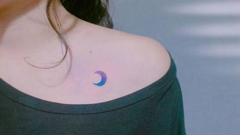 Hình xăm mặt trăng màu xanh mini cho nữ