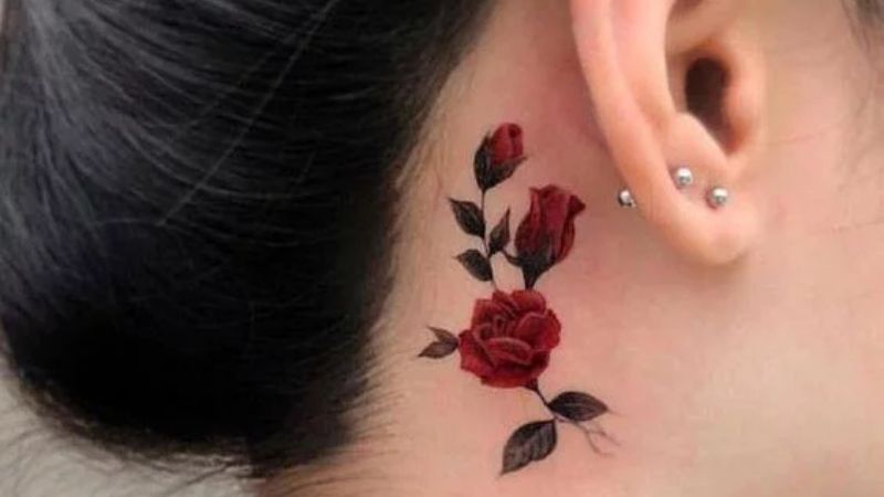Hình xăm mini Hoa hồng đỏ sau tai