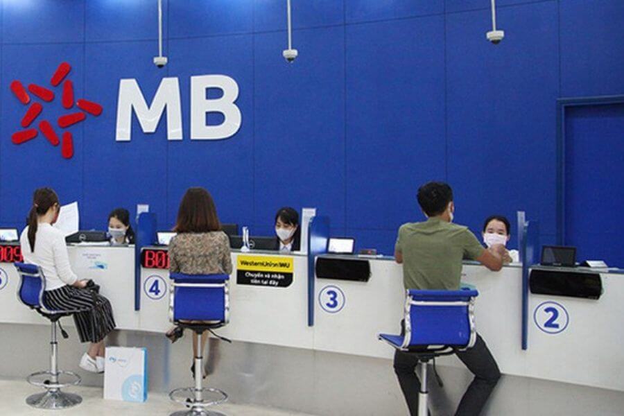 Cách tra cứu số tham chiếu MB Bank tại quầy giao dịch